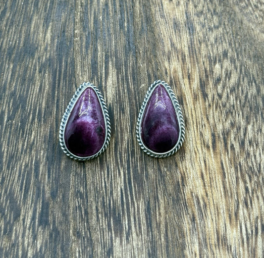 Navajo Handmade Sterling Silver Purple Spiny Oyster Shell Post Stud Earrings