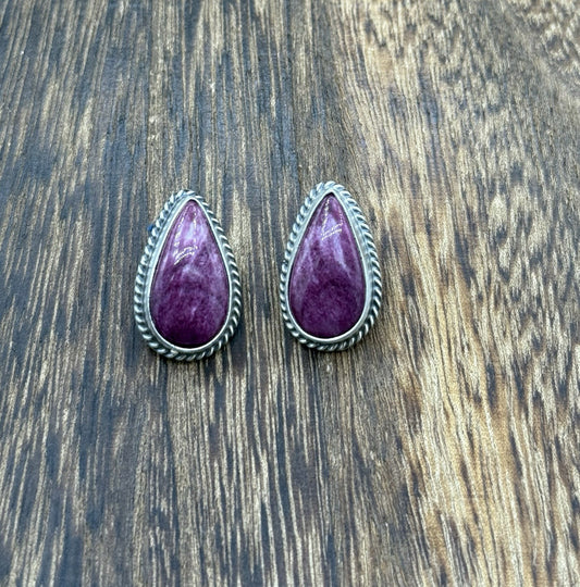 Navajo Handmade Sterling Silver Purple Spiny Oyster Shell Post Stud Earrings