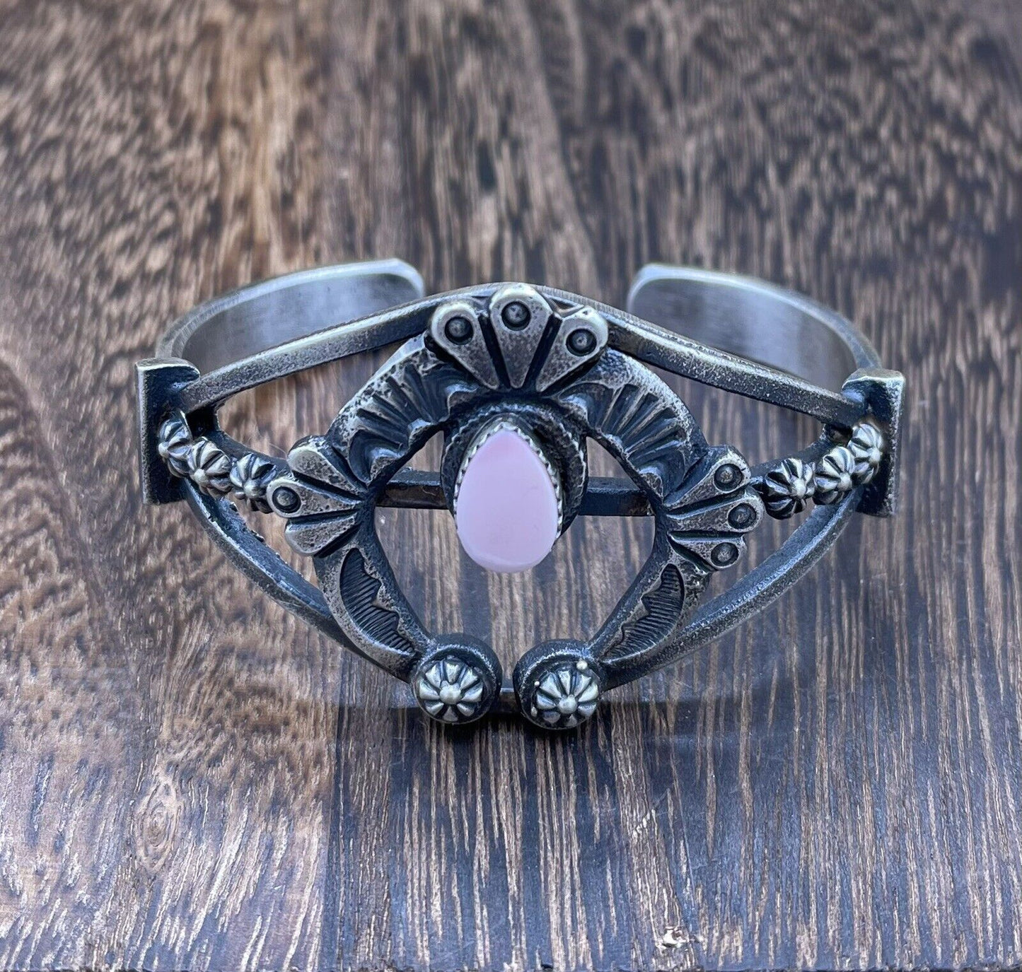 Native American Silver Navajo Handmade Pink Conch Old look Naja Bracelet Kevin B